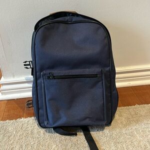 Cute picnic bag with plates, cutlery and glasses.